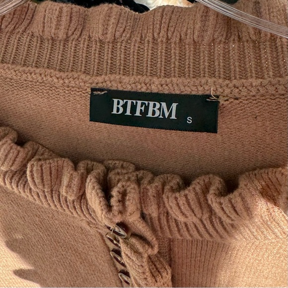 BTFBM Women's Tan Soft Ruffle Partial Button Down Sweater small - Picture 6 of 10